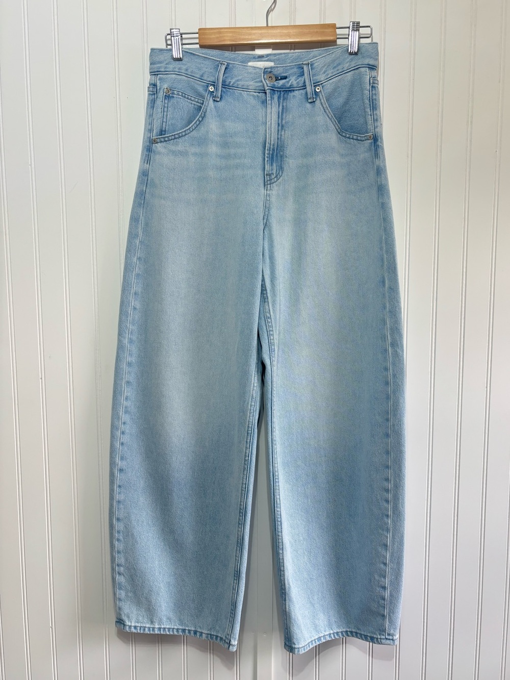 Uniqlo Jeans Wide Tapered High Rise Light Wash Denim Size 26
